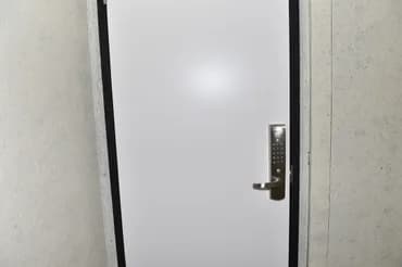 Dのドアを開けると二枚目のドアがあります