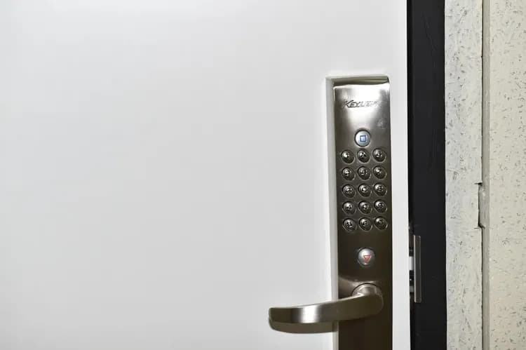 二枚目のドアはテンキー錠です
