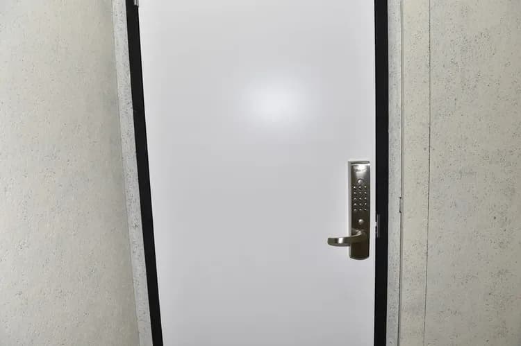 Dのドアを開けると二枚目のドアがあります