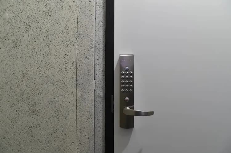 ２枚目のドアはテンキー錠です