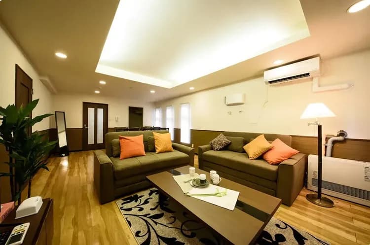 ゆったりソファでくつろげます。