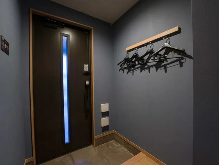 【スタンダードファミリールーム】玄関・ハンガーフック