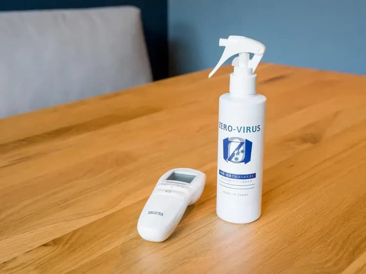 【全部屋共通】除菌消毒スプレーと非接触式体温計