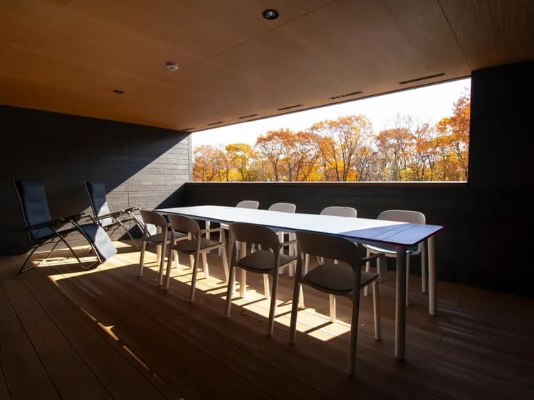 【露天ジャグジー付ルーム】テラスでは屋外を眺めながらのお食事を楽しめます