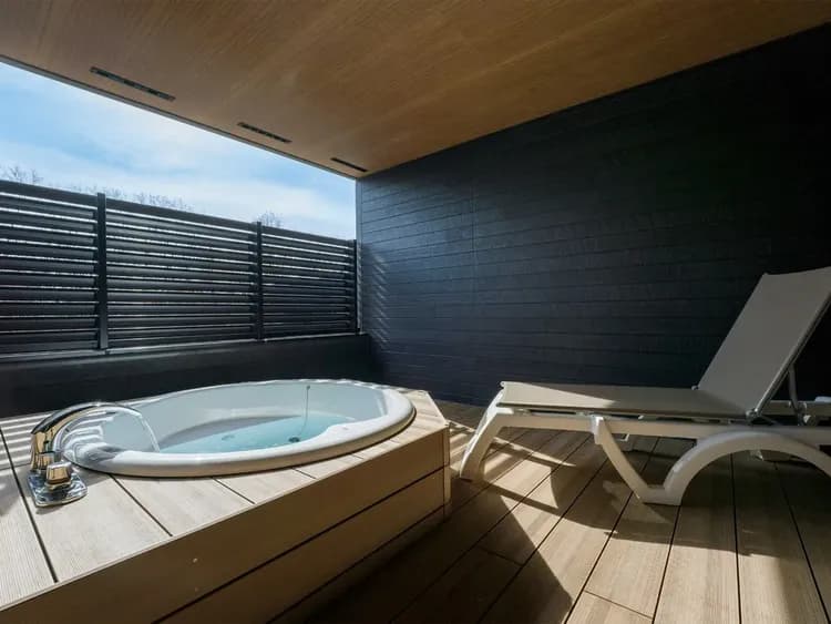 【露天ジャグジー付ルーム】サンベッドと露天ジャグジー