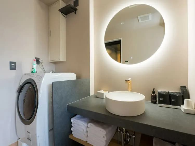 【露天ジャグジー付ルーム】ドラム式洗濯機と洗面エリア