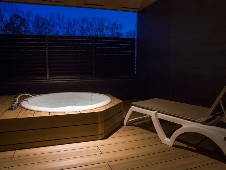 【露天ジャグジー付ルーム】夜のサンベッドと露天ジャグジー