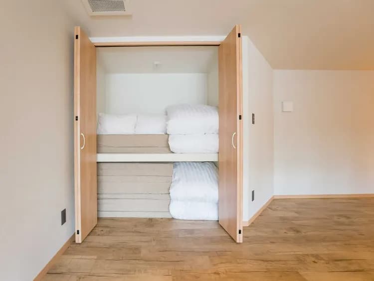 【露天ジャグジー付ルーム】押し入れ（寝具）