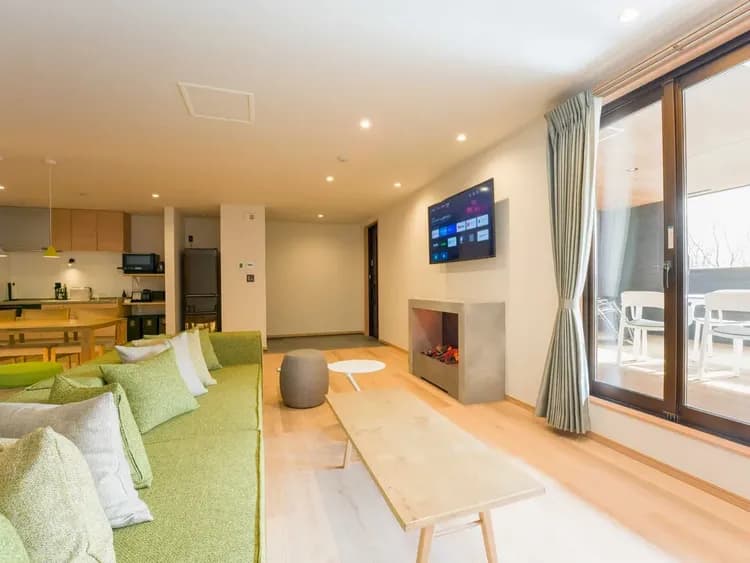 【露天ジャグジー付ルーム】リビングのソファ