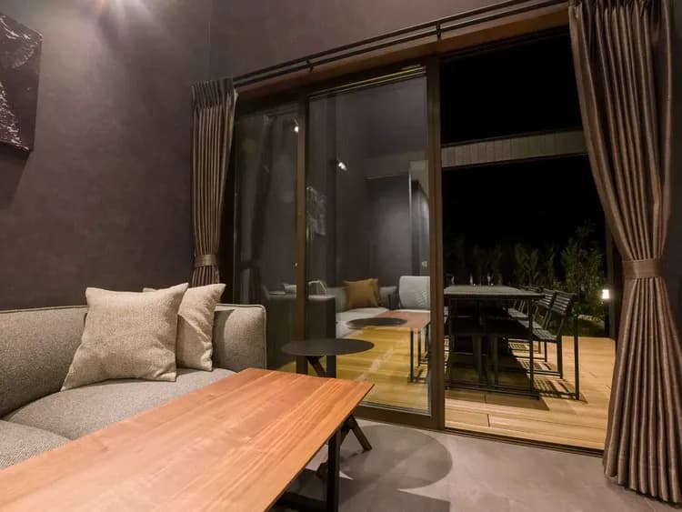 【一棟貸ヴィラ】リビングから続く広々テラス