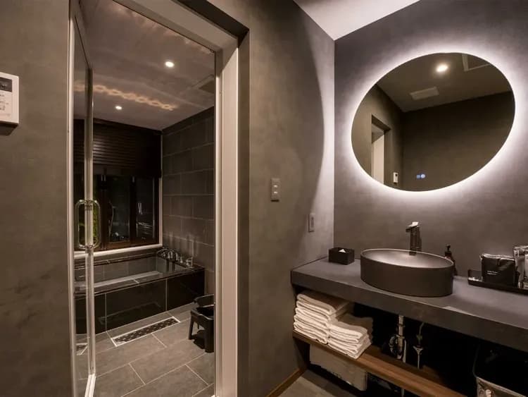 【一棟貸ヴィラ】バスルームと洗面エリア