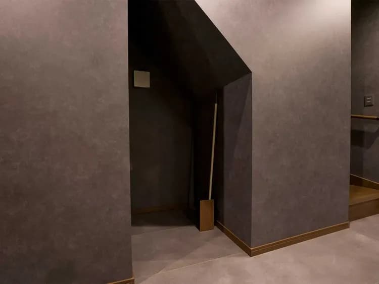 【一棟貸ヴィラ】荷物等を置ける階段下スペース