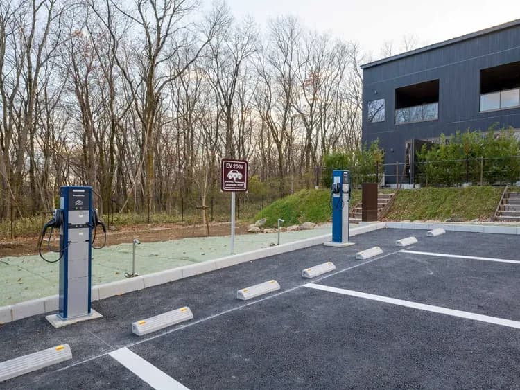 【駐車場】200V対応EV充電器