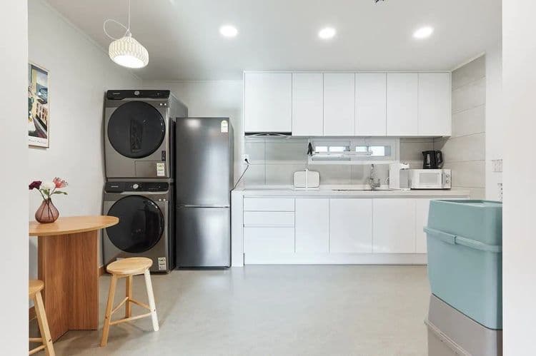 Washing machine, clothes dryer in the Kitchen