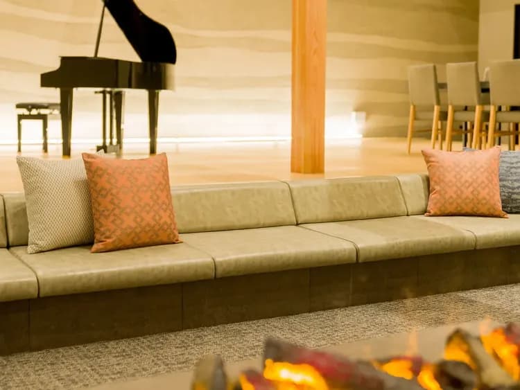 【A棟】ピアノもあるリビングスペース