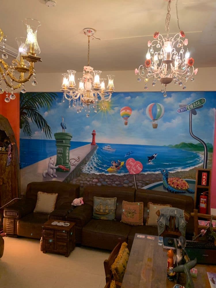 民宿客廳,沙發,(彩繪油畫牆)