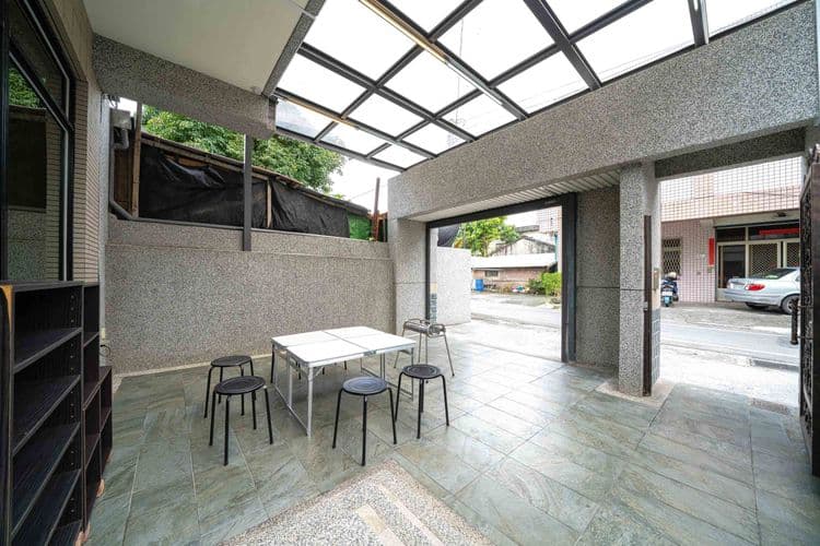 Feel free to stay-18