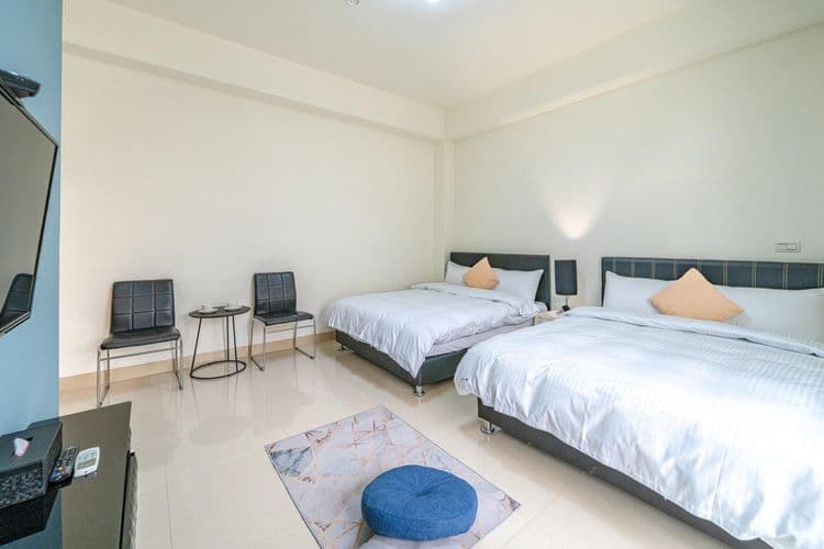 Feel free to stay-10