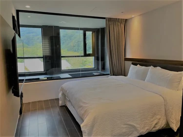 W套房擁有室內超寬敞的沐浴空間及冷熱雙池風呂