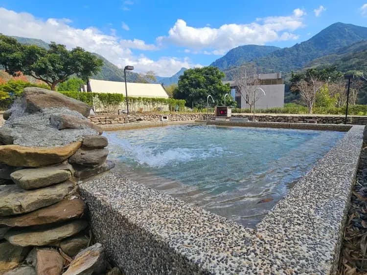 翩翩泰安溫泉為近期挖到的「千年古泉」，屬鹼性碳酸泉，無色無臭，水質滑潤(入住人數達25人以上即會開放)