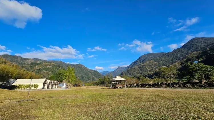 靜靜放鬆、享受寧靜，眺望著虎山、鳥嘴山、橫龍山的壯麗山景