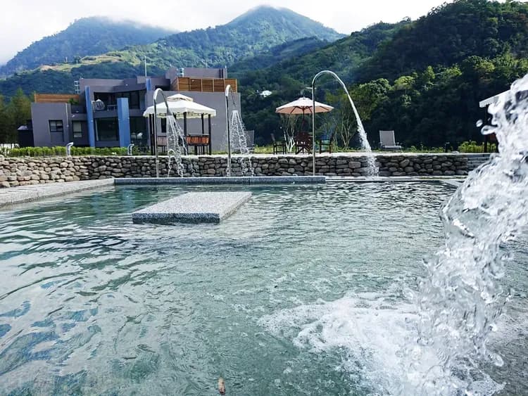 此湯泉能使肌膚柔嫩、舒爽、亮白，有「美人湯」之雅號(入住人數達25人以上即會開放)