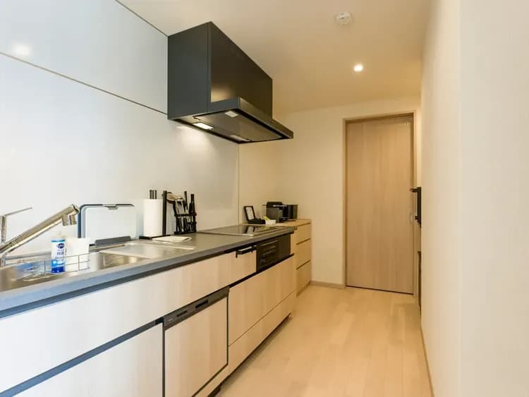 【ファミリールーム・104】広々としたキッチンでご家族みんなでお料理も可能