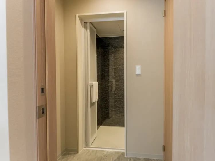 【ファミリールーム・103】シャワーブースは広い着替えスペースがございます