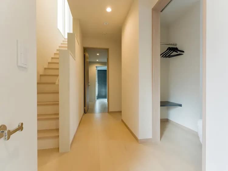 【ファミリールーム・103】エントランスすぐに便利なクローゼットもございます