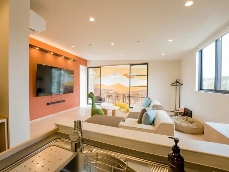 【ファミリールーム・103】キッチンエリアからリビングエリアが見えるため、小さなお子様連れも安心