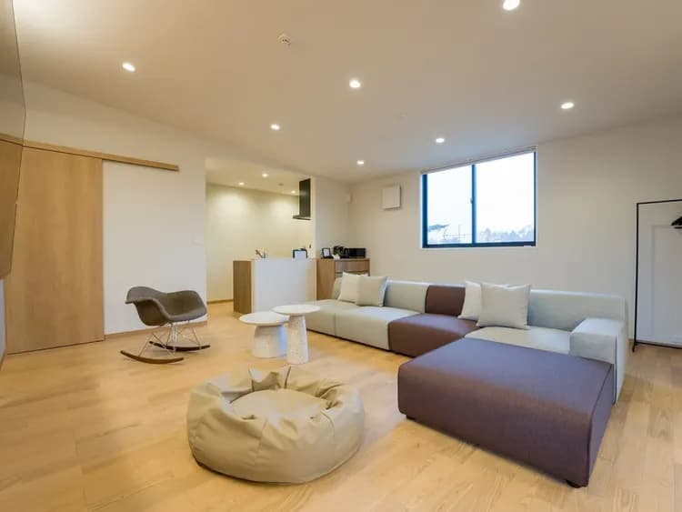 【リビング・108】広々とした空間で大きなソファもご用意がございます