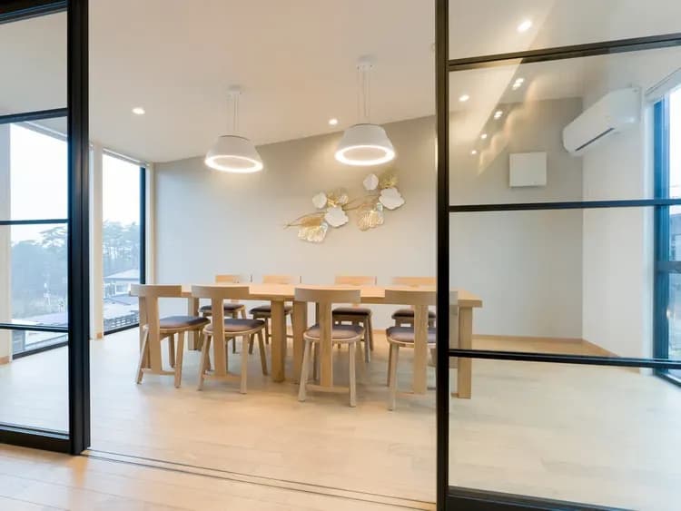 【ダイニング】室内で鉄板焼きが可能な専用ダイニング