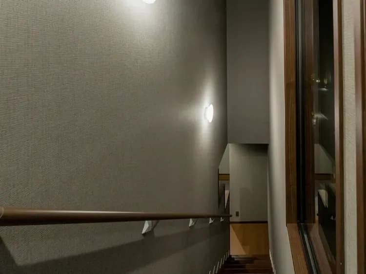 【スタイリッシュ】階段には手すりを完備