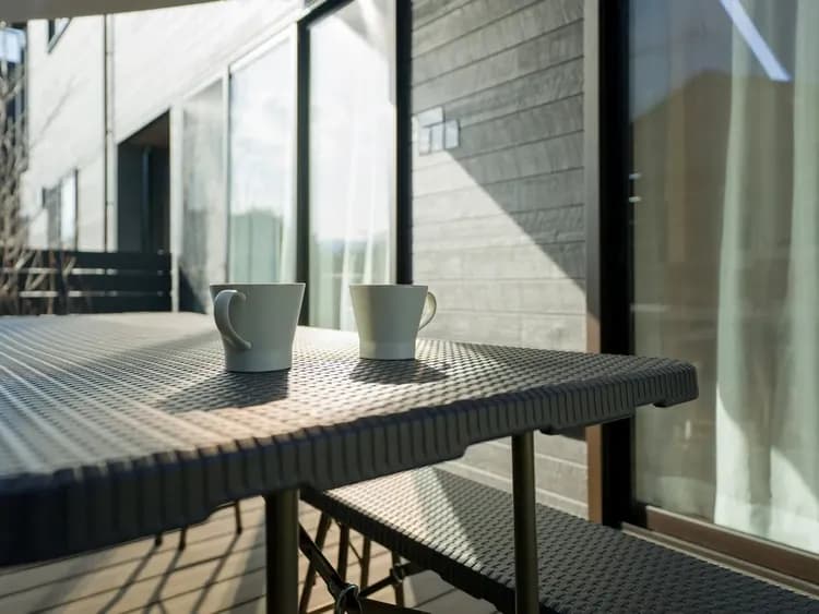 【シンプルモダン・109】テラスからは小鳥のさえずりも聞こえてきます、自然を感じながらほっと一息