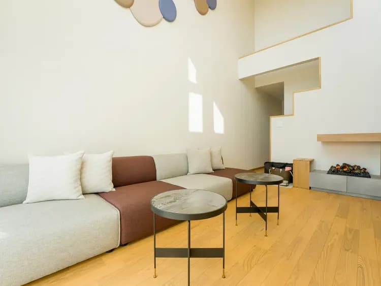 【シンプルモダン・109】吹き抜け天井が高く開放的なリビングエリア