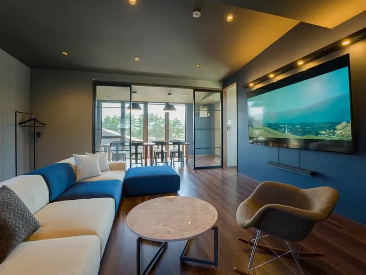 【スタイリッシュ・105】みんなで一緒に85インチの大画面テレビを鑑賞できます