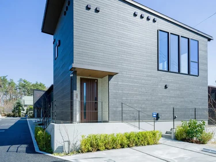 【スタイリッシュ・105】すぐそばに駐車場があるため荷物の持ち運びもラクチン