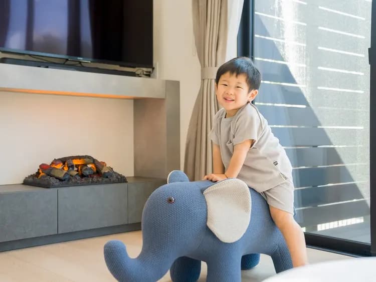 【ファミリールーム・106】かわいい像のスツールでお子様も大喜び