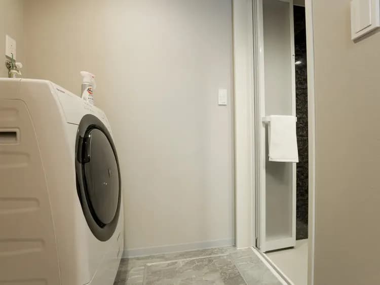 【ファミリールーム・104,106】洗面エリアと浴室、アメニティ・セラミックファンヒーターも完備