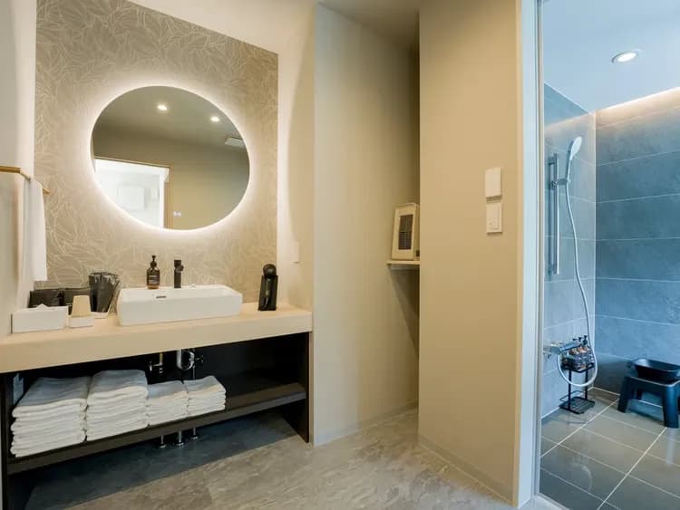 【ファミリールーム・104】洗面エリアと浴室、アメニティ・セラミックファンヒーターも完備