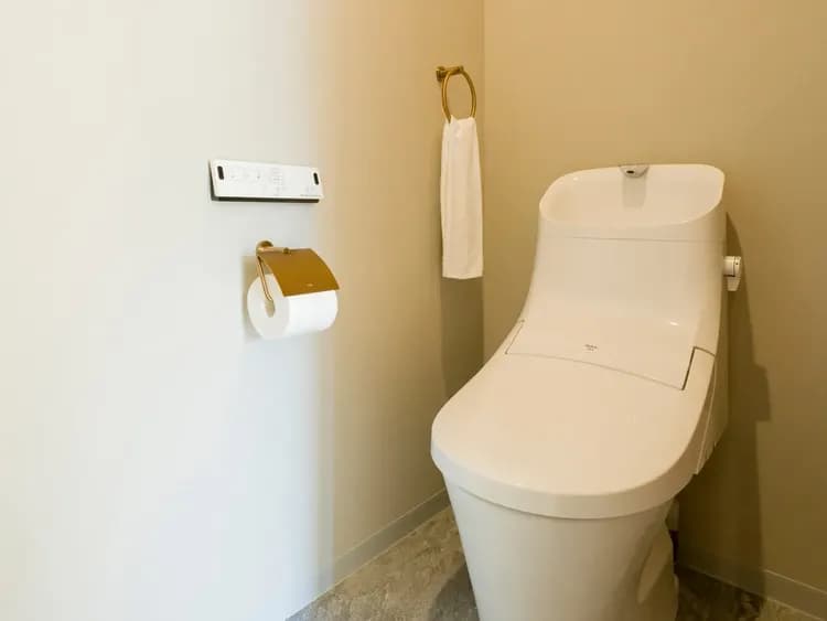 【ファミリールーム・104,106】温水洗浄機能付きトイレ