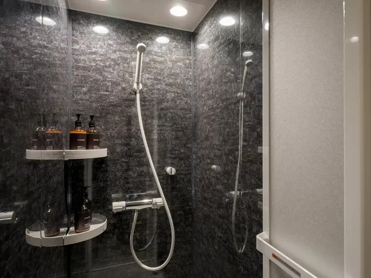 【全室共通】シャワーブースにはアメニティのご用意もございます