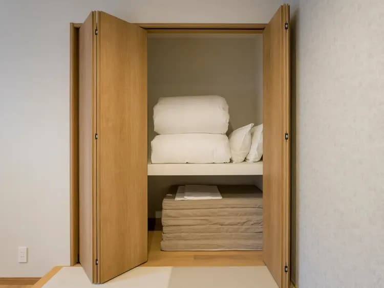 【シンプルモダン・107,109】ベットとは別に敷布団のご用意もあるのでお好みの寝具でおやすみいただけます