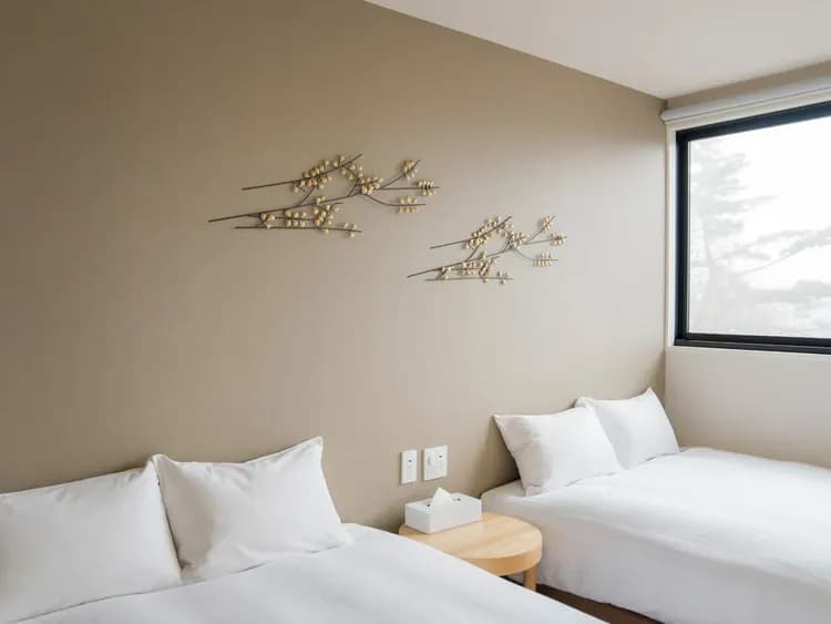 【シンプルモダン・107,109】枕元には、USBケーブル対応コンセントを完備