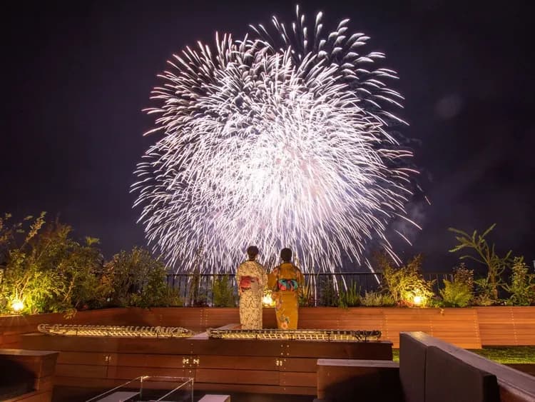 【施設外観】花火大会の日には、施設目の前から打ちあがる花火を間近にご覧いただくことができます