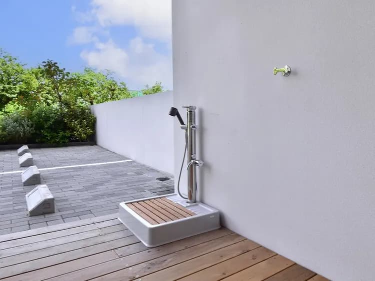 【施設外観】リードフックもあり広い空間のため、大きなワンちゃんと一緒でも安心です