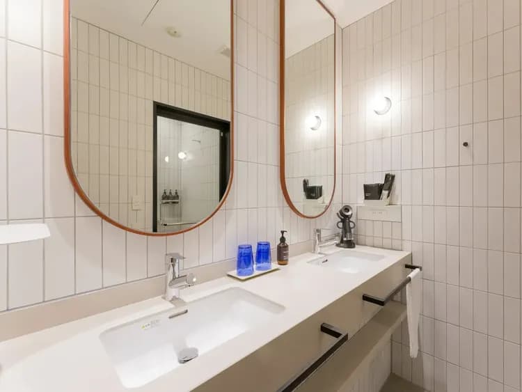 【92（スイートルーム）】2台の洗面化粧台とダイソンドライヤーを完備