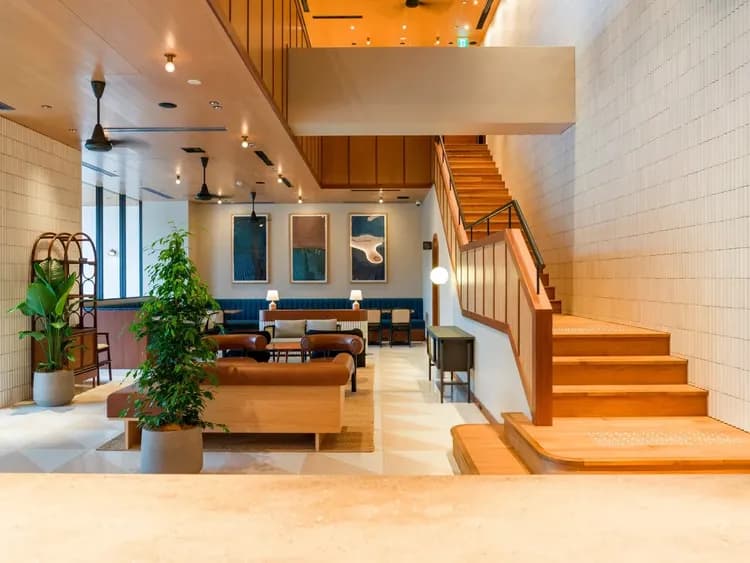 【１階ラウンジ】熱海のノスタルジックな雰囲気で皆さまをお迎え