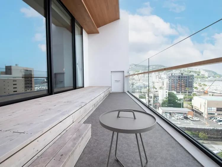 【91（スイートルーム）】屋根があるため、多少の雨天時でもテラス空間をお楽しみいただけます