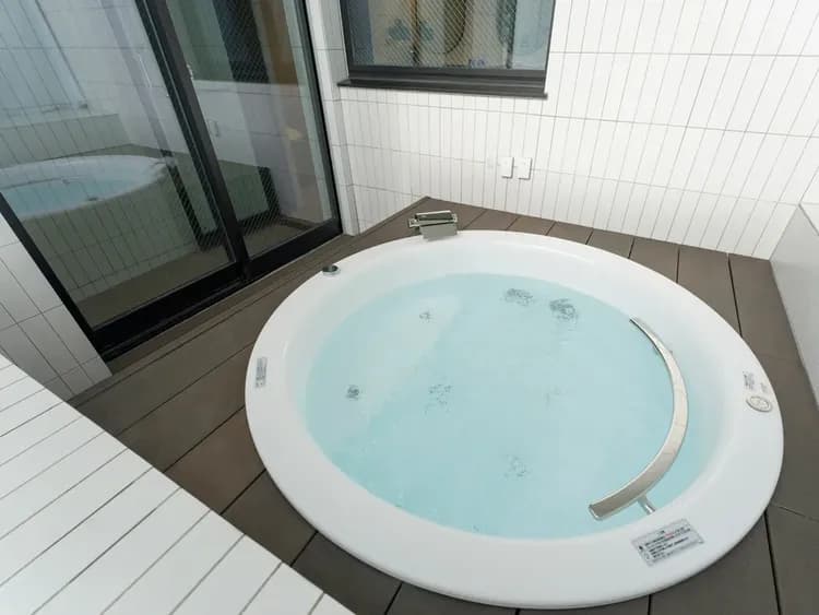 【91（スイートルーム）】91ルーム専用 半露天ジャグジー風呂（※温泉ではございません）